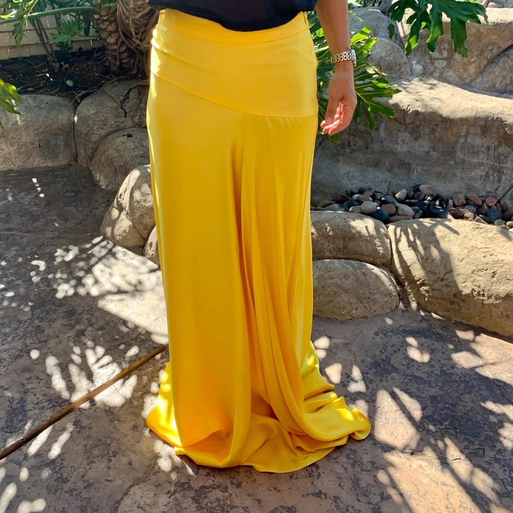 Gorgeous yellow Carolina Herrera Long A Line skirt. NWT size 8.